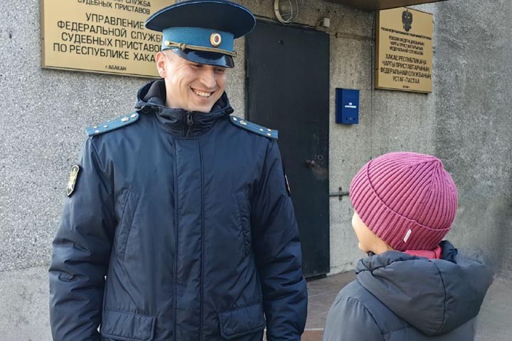 Жительнице Черногорска, препятствующей встречам отца с ребенком, закрыли заграницу 